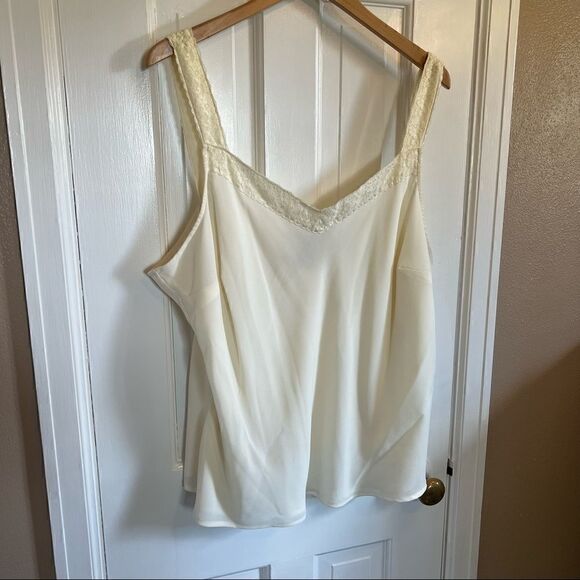 White lace tank top  - Picture 4 of 11